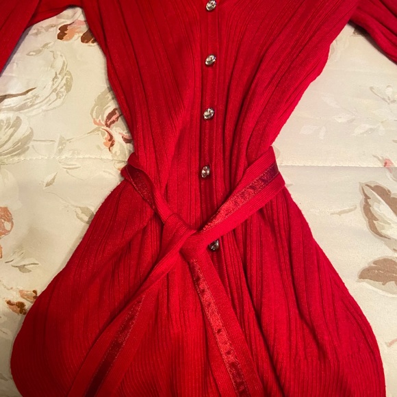 G BY GUESS RED SWEATER. - Picture 4 of 13